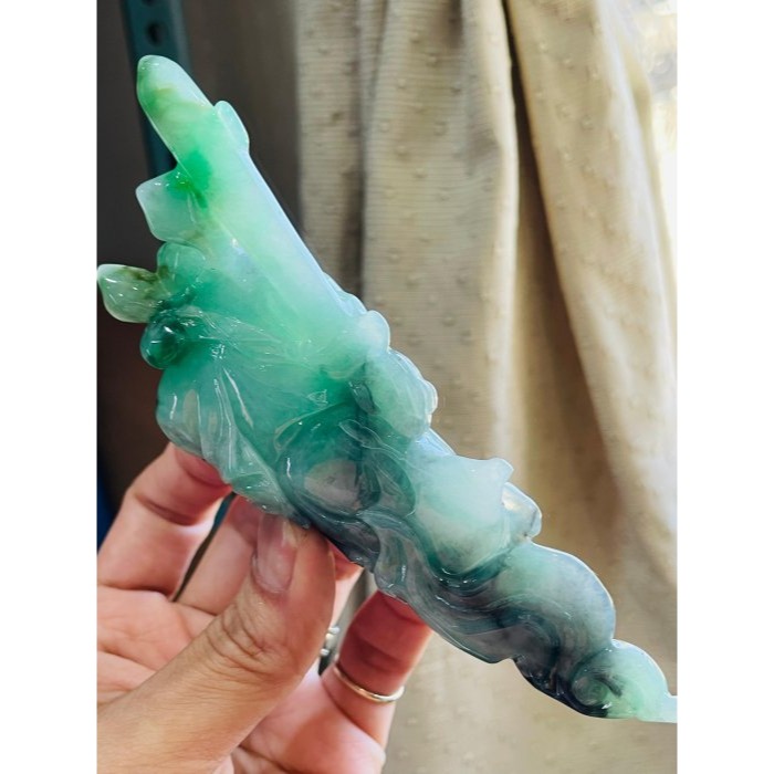 天然A貨緬甸玉 老坑烏骨雞綠大師雕鍾馗納福翡翠擺件 冰起膠滿綠底色 陽綠辣綠灑金烏雞層次多彩 翠與墨獨特美-細節圖6