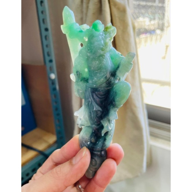 天然A貨緬甸玉 老坑烏骨雞綠大師雕鍾馗納福翡翠擺件 冰起膠滿綠底色 陽綠辣綠灑金烏雞層次多彩 翠與墨獨特美-細節圖7