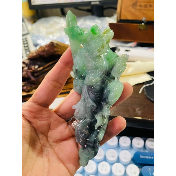 天然A貨緬甸玉 老坑烏骨雞綠大師雕鍾馗納福翡翠擺件 冰起膠滿綠底色 陽綠辣綠灑金烏雞層次多彩 翠與墨獨特美-細節圖9