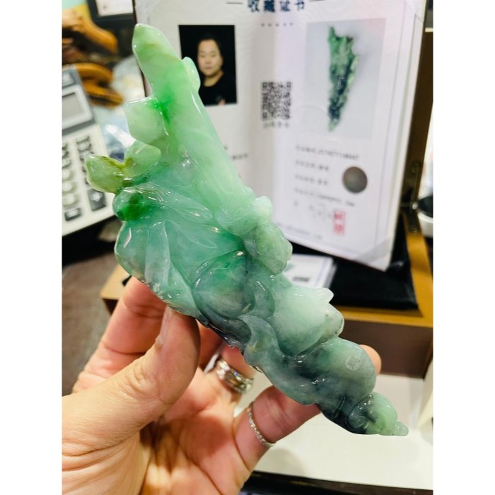 天然A貨緬甸玉 老坑烏骨雞綠大師雕鍾馗納福翡翠擺件 冰起膠滿綠底色 陽綠辣綠灑金烏雞層次多彩 翠與墨獨特美-細節圖10