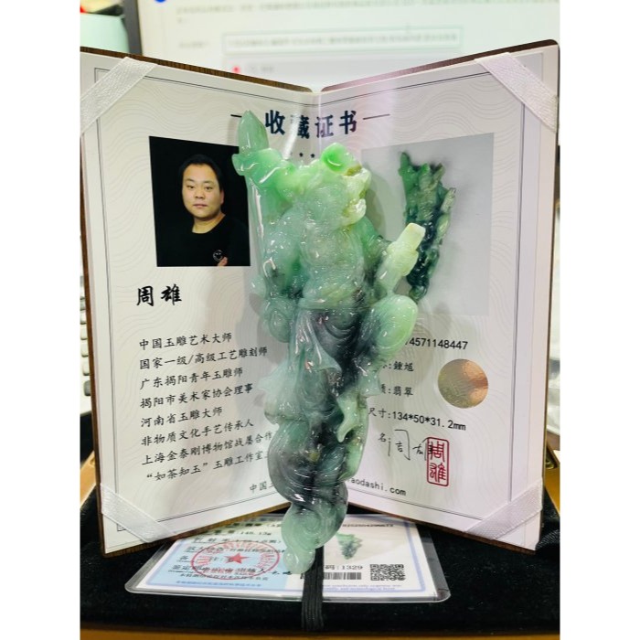 天然A貨緬甸玉 老坑烏骨雞綠大師雕鍾馗納福翡翠擺件 冰起膠滿綠底色 陽綠辣綠灑金烏雞層次多彩 翠與墨獨特美-細節圖11