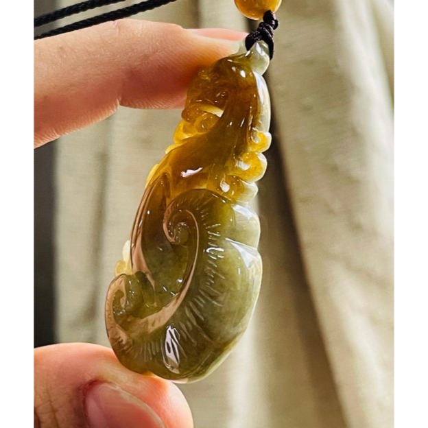 天然A貨緬甸玉 老坑蜜糖黃漸變手工巧雕攏如意翡翠小龍牌 冰帶油老熟 糖黃.梨黃.淡綠漸層過度-細節圖7