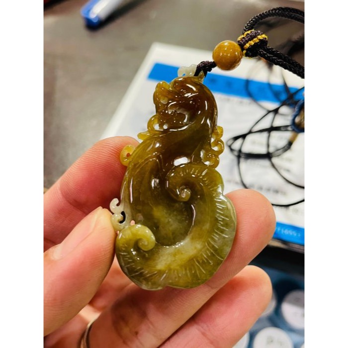 天然A貨緬甸玉 老坑蜜糖黃漸變手工巧雕攏如意翡翠小龍牌 冰帶油老熟 糖黃.梨黃.淡綠漸層過度-細節圖9