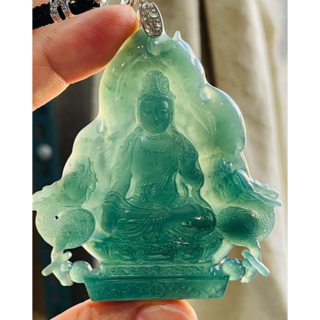 天然A貨翡翠 冰種危綠精工雕坐蓮觀音翡翠佛牌 純淨滿綠冰種瓜料 結慈悲手印 精開磨砂莊嚴法像 附台證-細節圖2