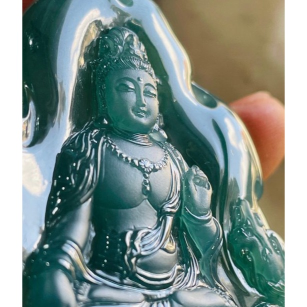 天然A貨翡翠 冰種危綠精工雕坐蓮觀音翡翠佛牌 純淨滿綠冰種瓜料 結慈悲手印 精開磨砂莊嚴法像 附台證-細節圖3