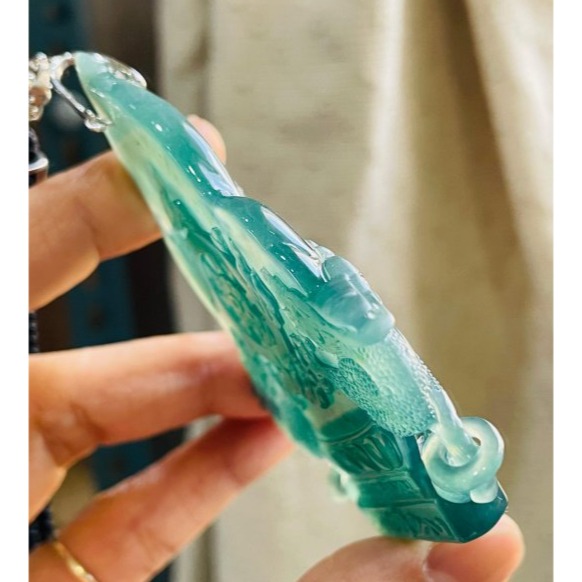 天然A貨翡翠 冰種危綠精工雕坐蓮觀音翡翠佛牌 純淨滿綠冰種瓜料 結慈悲手印 精開磨砂莊嚴法像 附台證-細節圖4