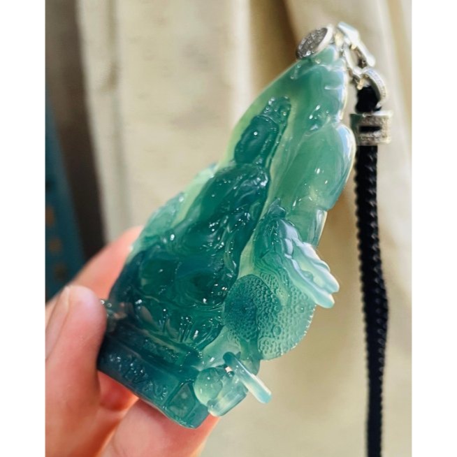 天然A貨翡翠 冰種危綠精工雕坐蓮觀音翡翠佛牌 純淨滿綠冰種瓜料 結慈悲手印 精開磨砂莊嚴法像 附台證-細節圖5