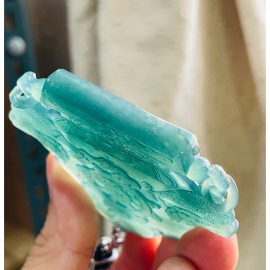 天然A貨翡翠 冰種危綠精工雕坐蓮觀音翡翠佛牌 純淨滿綠冰種瓜料 結慈悲手印 精開磨砂莊嚴法像 附台證-細節圖6