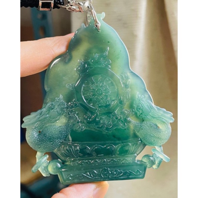 天然A貨翡翠 冰種危綠精工雕坐蓮觀音翡翠佛牌 純淨滿綠冰種瓜料 結慈悲手印 精開磨砂莊嚴法像 附台證-細節圖7