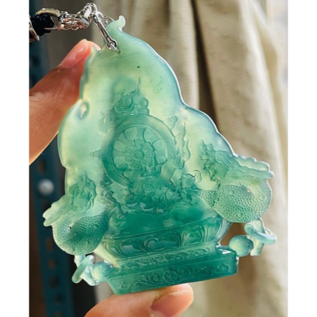 天然A貨翡翠 冰種危綠精工雕坐蓮觀音翡翠佛牌 純淨滿綠冰種瓜料 結慈悲手印 精開磨砂莊嚴法像 附台證-細節圖8
