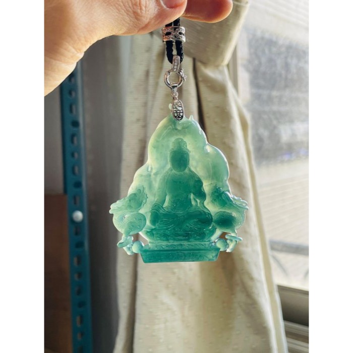 天然A貨翡翠 冰種危綠精工雕坐蓮觀音翡翠佛牌 純淨滿綠冰種瓜料 結慈悲手印 精開磨砂莊嚴法像 附台證-細節圖9