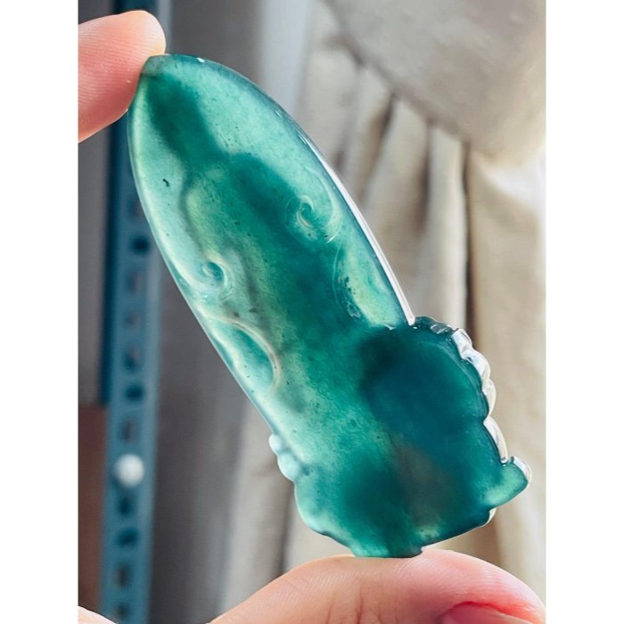 天然A貨翡翠 高冰危綠精雕文殊菩薩翡翠佛牌 老藍水透綠冰種瓜料 精開慈悲莊嚴法像-細節圖7