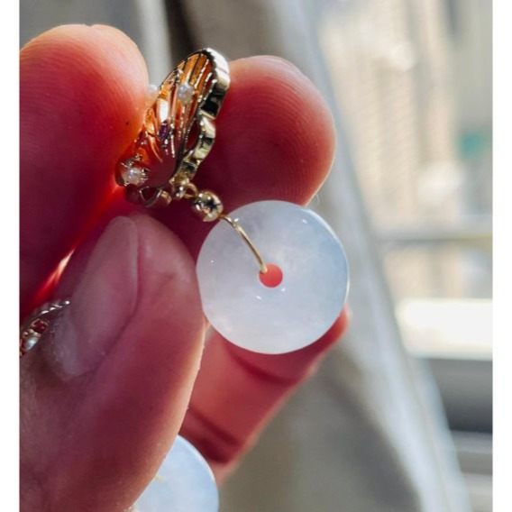 天然A貨緬甸玉 白冰平安扣翡翠耳針/耳環 鏤空銀貝殼 完美平安扣藏抹金帶小飄花-細節圖6