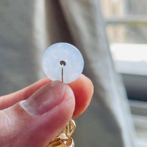 天然A貨緬甸玉 白冰平安扣翡翠耳針/耳環 鏤空銀貝殼 完美平安扣藏抹金帶小飄花-細節圖7