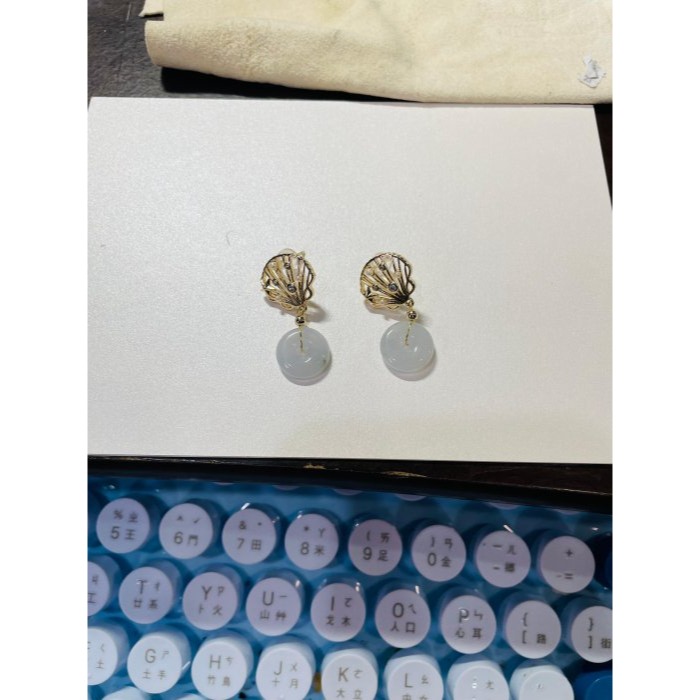 天然A貨緬甸玉 白冰平安扣翡翠耳針/耳環 鏤空銀貝殼 完美平安扣藏抹金帶小飄花-細節圖11