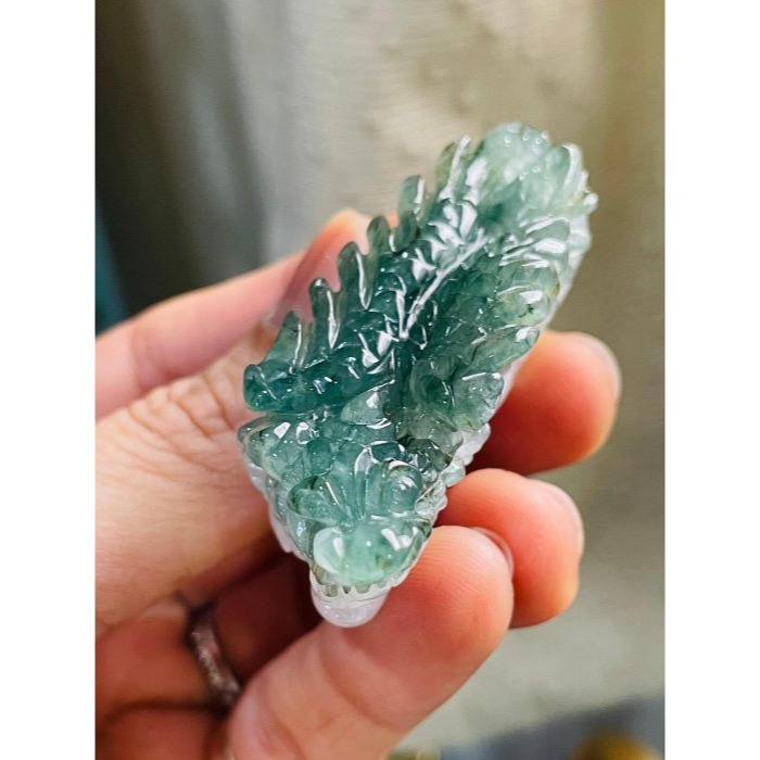 天然A貨緬甸玉 冰潤老油青俏色雕飛天貔貅翡翠玉墜 起冰半山水色 晴藍巧雙翅 手捧有求必應-細節圖2