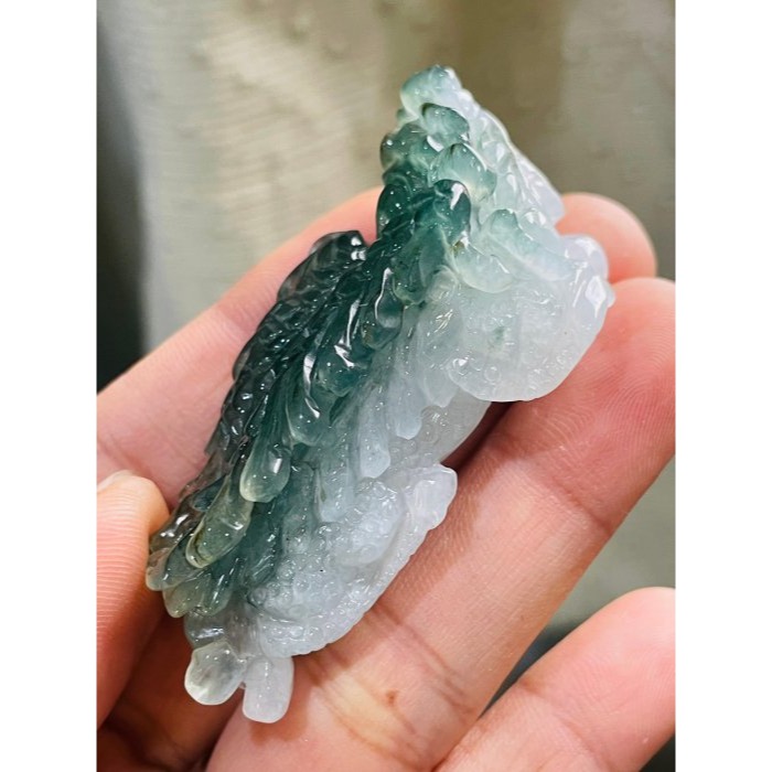 天然A貨緬甸玉 冰潤老油青俏色雕飛天貔貅翡翠玉墜 起冰半山水色 晴藍巧雙翅 手捧有求必應-細節圖3