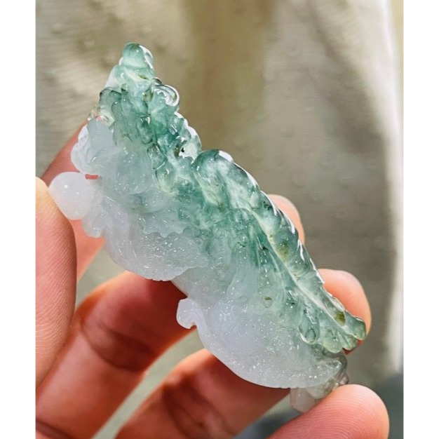 天然A貨緬甸玉 冰潤老油青俏色雕飛天貔貅翡翠玉墜 起冰半山水色 晴藍巧雙翅 手捧有求必應-細節圖4