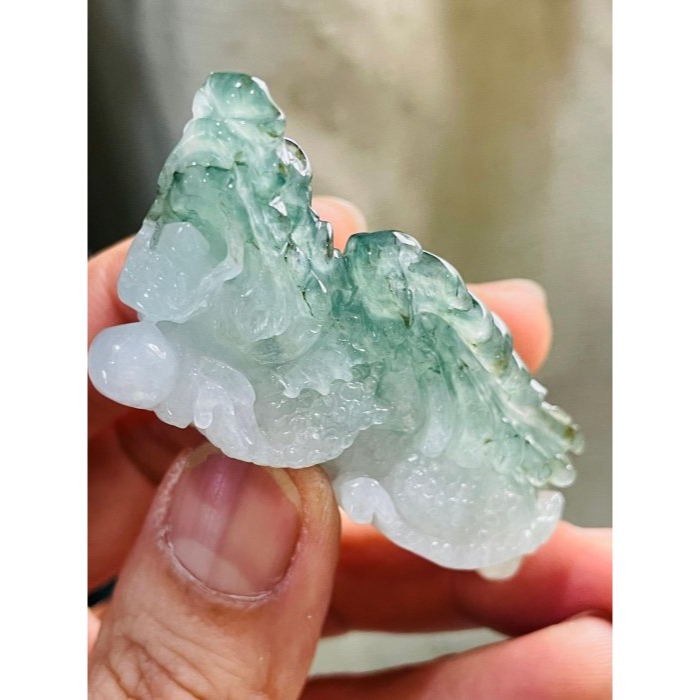 天然A貨緬甸玉 冰潤老油青俏色雕飛天貔貅翡翠玉墜 起冰半山水色 晴藍巧雙翅 手捧有求必應-細節圖5