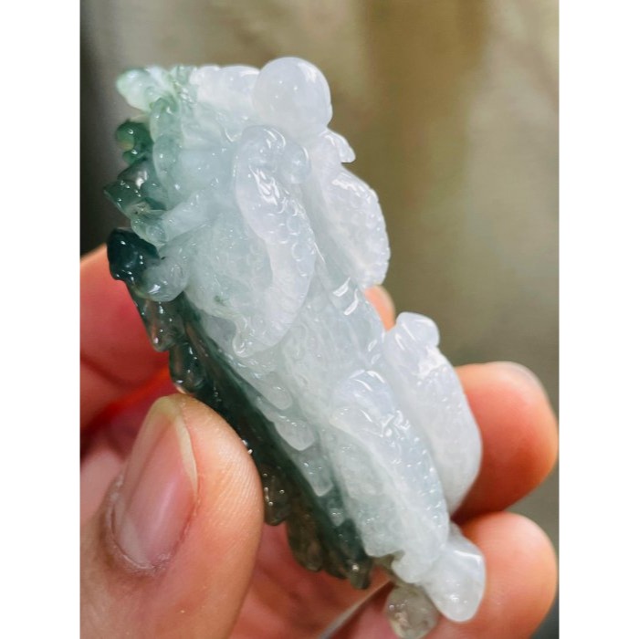 天然A貨緬甸玉 冰潤老油青俏色雕飛天貔貅翡翠玉墜 起冰半山水色 晴藍巧雙翅 手捧有求必應-細節圖6