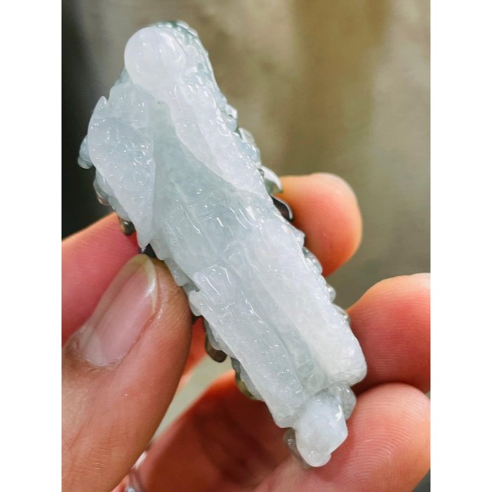 天然A貨緬甸玉 冰潤老油青俏色雕飛天貔貅翡翠玉墜 起冰半山水色 晴藍巧雙翅 手捧有求必應-細節圖7