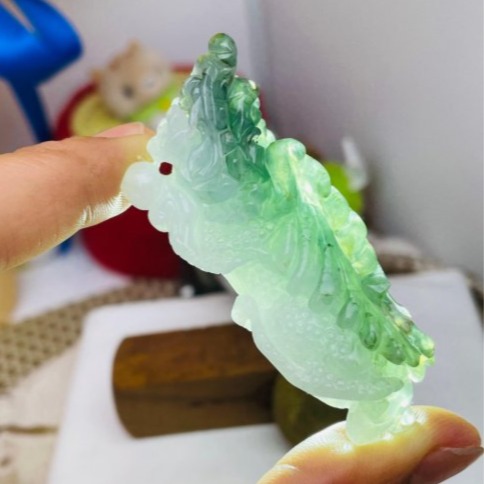 天然A貨緬甸玉 冰潤老油青俏色雕飛天貔貅翡翠玉墜 起冰半山水色 晴藍巧雙翅 手捧有求必應-細節圖8