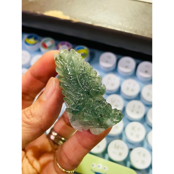 天然A貨緬甸玉 冰潤老油青俏色雕飛天貔貅翡翠玉墜 起冰半山水色 晴藍巧雙翅 手捧有求必應-細節圖9