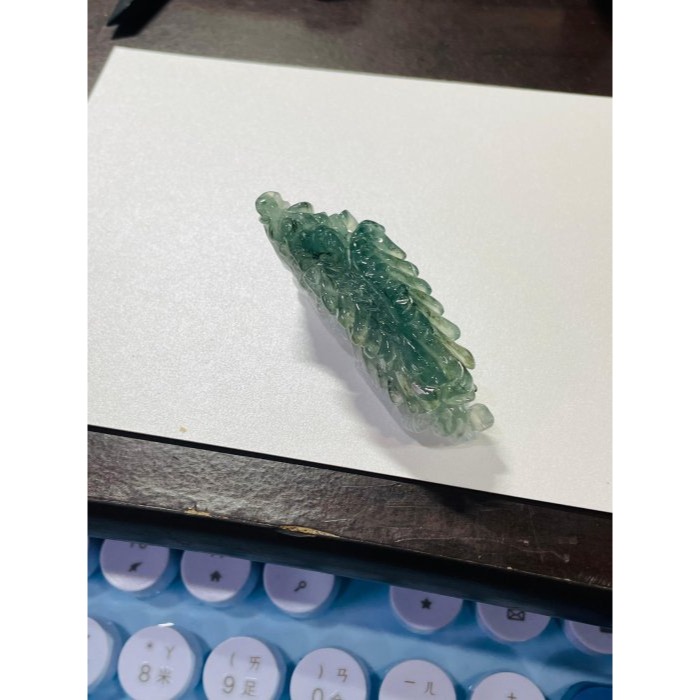 天然A貨緬甸玉 冰潤老油青俏色雕飛天貔貅翡翠玉墜 起冰半山水色 晴藍巧雙翅 手捧有求必應-細節圖10