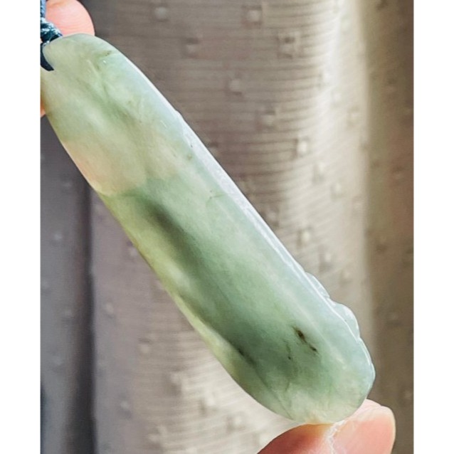 福利品~天然A貨緬甸玉 細潤油青九天玄女翡翠佛牌 色滿勻稱 一刀切適中牌形透手影 帶色根紋-細節圖3