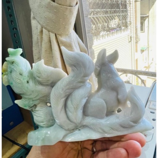 天然A貨緬甸玉 芙蓉種 細潤小三彩俏色雕九尾狐狸翡翠擺件 滿色淡紫漸變陽綠橙黃 一抹亮眼冰晴綠點綴 霸氣全立體手工俏雕-細節圖2