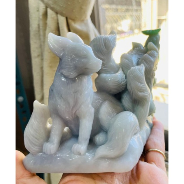 天然A貨緬甸玉 芙蓉種 細潤小三彩俏色雕九尾狐狸翡翠擺件 滿色淡紫漸變陽綠橙黃 一抹亮眼冰晴綠點綴 霸氣全立體手工俏雕-細節圖3