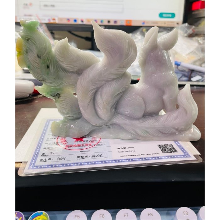 天然A貨緬甸玉 芙蓉種 細潤小三彩俏色雕九尾狐狸翡翠擺件 滿色淡紫漸變陽綠橙黃 一抹亮眼冰晴綠點綴 霸氣全立體手工俏雕-細節圖11