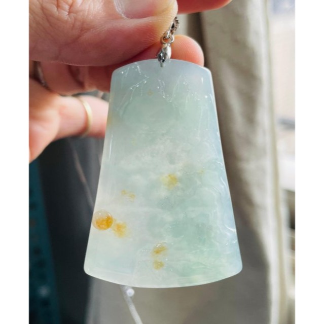 天然A貨緬甸玉 冰晴綠俏金手工雕松風水月翡翠山水牌 冰種晴底滿色 冰黃點綴其中 種好水長 帶色微透字-細節圖4