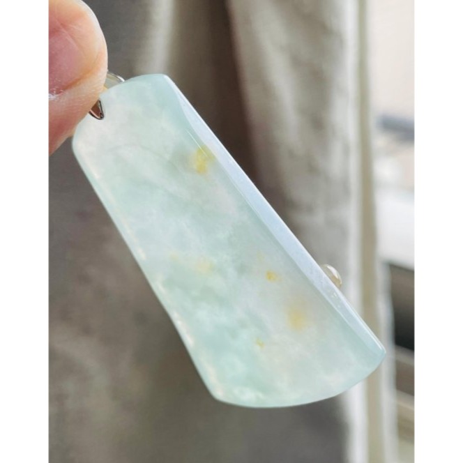 天然A貨緬甸玉 冰晴綠俏金手工雕松風水月翡翠山水牌 冰種晴底滿色 冰黃點綴其中 種好水長 帶色微透字-細節圖6