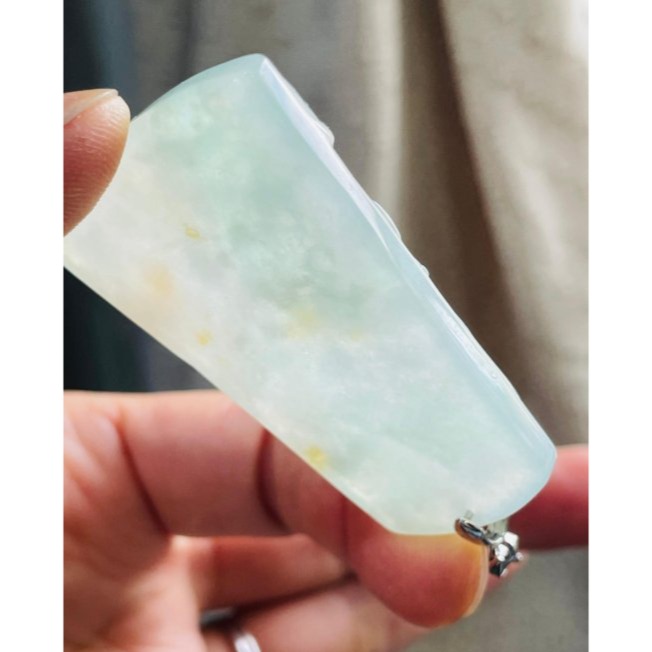 天然A貨緬甸玉 冰晴綠俏金手工雕松風水月翡翠山水牌 冰種晴底滿色 冰黃點綴其中 種好水長 帶色微透字-細節圖7