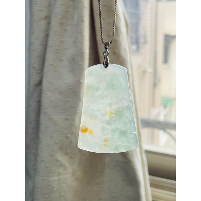 天然A貨緬甸玉 冰晴綠俏金手工雕松風水月翡翠山水牌 冰種晴底滿色 冰黃點綴其中 種好水長 帶色微透字-細節圖8