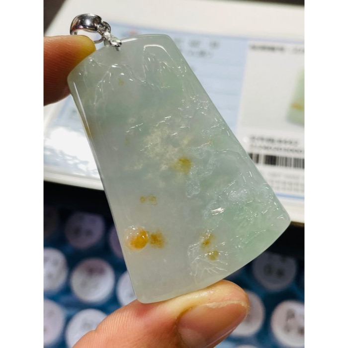 天然A貨緬甸玉 冰晴綠俏金手工雕松風水月翡翠山水牌 冰種晴底滿色 冰黃點綴其中 種好水長 帶色微透字-細節圖9