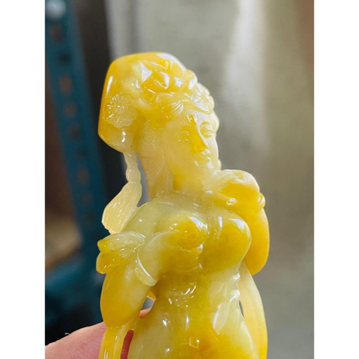 天然A貨緬甸玉 收藏件 水石獨籽冰蜜黃漸變特色雕雲裳仕女翡翠擺件 冰潤蜜黃過渡滿色梨黃肉 膠感油潤光澤 附台証-細節圖2