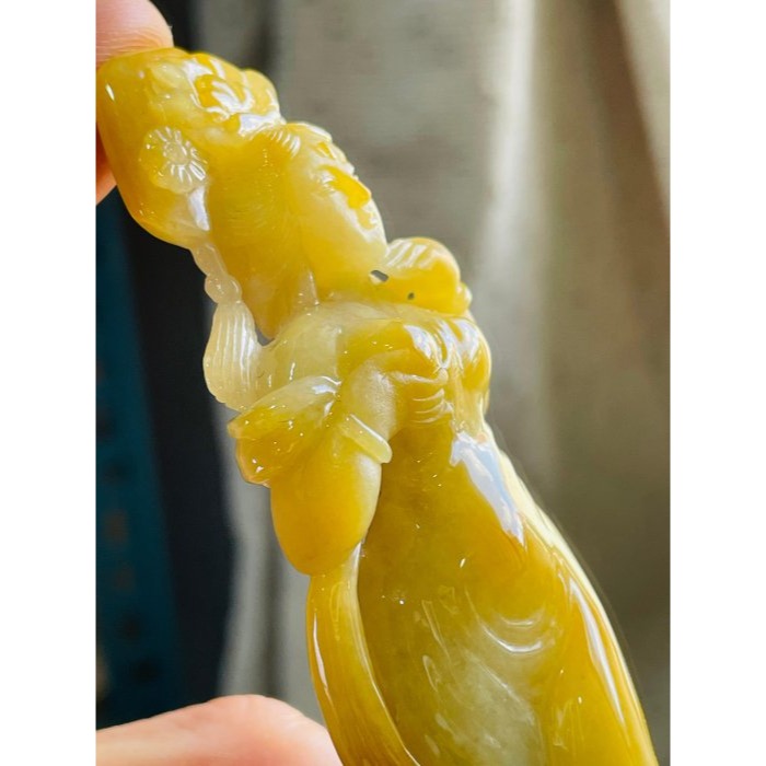 天然A貨緬甸玉 收藏件 水石獨籽冰蜜黃漸變特色雕雲裳仕女翡翠擺件 冰潤蜜黃過渡滿色梨黃肉 膠感油潤光澤 附台証-細節圖3
