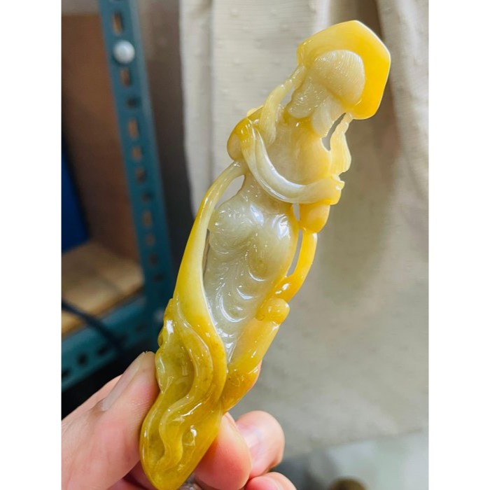 天然A貨緬甸玉 收藏件 水石獨籽冰蜜黃漸變特色雕雲裳仕女翡翠擺件 冰潤蜜黃過渡滿色梨黃肉 膠感油潤光澤 附台証-細節圖4