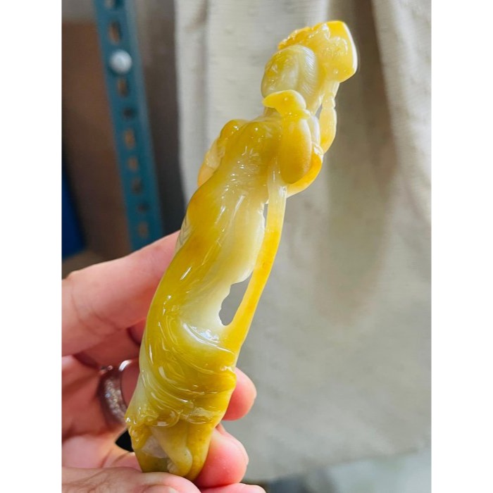 天然A貨緬甸玉 收藏件 水石獨籽冰蜜黃漸變特色雕雲裳仕女翡翠擺件 冰潤蜜黃過渡滿色梨黃肉 膠感油潤光澤 附台証-細節圖5