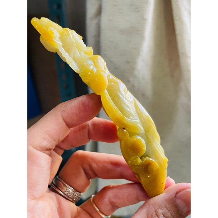 天然A貨緬甸玉 收藏件 水石獨籽冰蜜黃漸變特色雕雲裳仕女翡翠擺件 冰潤蜜黃過渡滿色梨黃肉 膠感油潤光澤 附台証-細節圖6