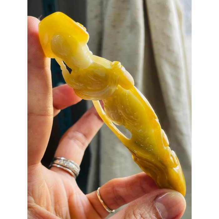 天然A貨緬甸玉 收藏件 水石獨籽冰蜜黃漸變特色雕雲裳仕女翡翠擺件 冰潤蜜黃過渡滿色梨黃肉 膠感油潤光澤 附台証-細節圖7
