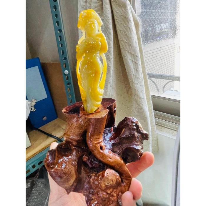天然A貨緬甸玉 收藏件 水石獨籽冰蜜黃漸變特色雕雲裳仕女翡翠擺件 冰潤蜜黃過渡滿色梨黃肉 膠感油潤光澤 附台証-細節圖8