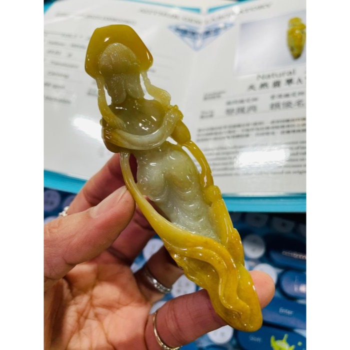 天然A貨緬甸玉 收藏件 水石獨籽冰蜜黃漸變特色雕雲裳仕女翡翠擺件 冰潤蜜黃過渡滿色梨黃肉 膠感油潤光澤 附台証-細節圖10