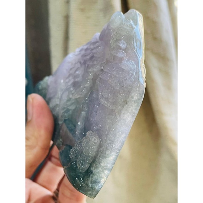 天然A貨緬甸玉 冰潤春帶彩手工雕雲煙紫氣翡翠山水擺件 冰煙紫漸入油綠 雙彩色分明 遠山近霧意境感佳-細節圖5