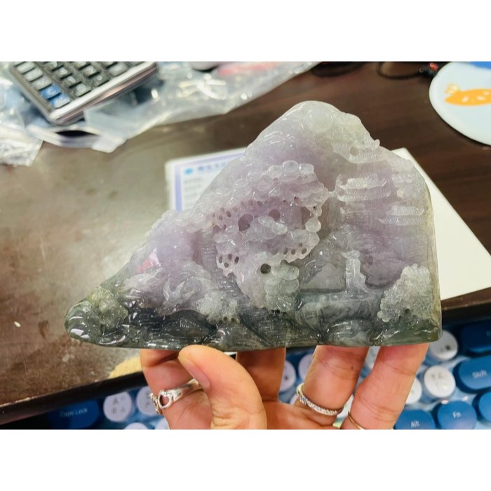 天然A貨緬甸玉 冰潤春帶彩手工雕雲煙紫氣翡翠山水擺件 冰煙紫漸入油綠 雙彩色分明 遠山近霧意境感佳-細節圖10