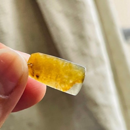 天然A貨緬甸玉 冰蜜糖黃小無事牌翡翠隨意扣 天然冰潤 成色飽和 很小 厚度比例完美-細節圖6