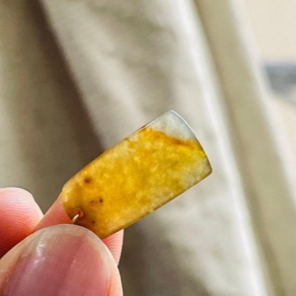 天然A貨緬甸玉 冰蜜糖黃小無事牌翡翠隨意扣 天然冰潤 成色飽和 很小 厚度比例完美-細節圖7
