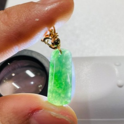 天然A貨緬甸玉 冰藍水小無事牌翡翠隨意扣 冰透滿色 滿綠帶綠花底色 飽滿厚度比例足-細節圖7